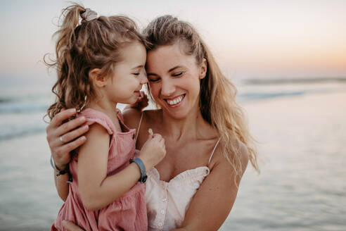 Mutter genießt die gemeinsame Zeit mit ihrer Tochter am Meer. - HPIF09637