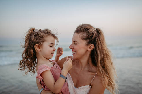 Mutter genießt die gemeinsame Zeit mit ihrer Tochter am Meer. - HPIF09638