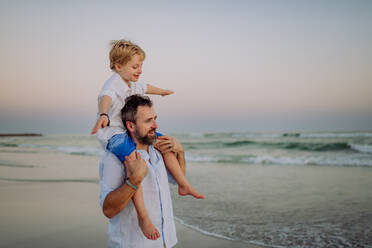 Ein Vater mit seinem Sohn genießt die gemeinsame Zeit am Meer. - HPIF09644