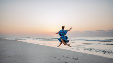 Junge Frau genießt die Zeit am Meer. - HPIF09661