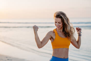 Junge Frau bei Übungen am Strand, Morgenroutine und gesunder Lebensstil Konzept. - HPIF09675