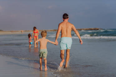 Eine glückliche Familie mit kleinen Kindern genießt die Zeit am Meer in einem exotischen Land. - HPIF09688