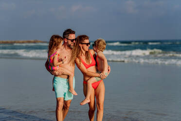 Eine glückliche Familie mit kleinen Kindern genießt die Zeit am Meer in einem exotischen Land. - HPIF09692
