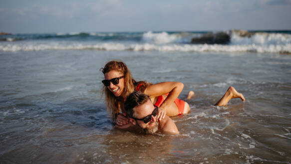 Glückliches Paar im Wasser, das gemeinsam das Meer genießt. - HPIF09700