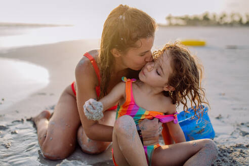 Eine Mutter mit ihrer kleinen Tochter genießt die Zeit am Meer. - HPIF09712