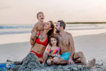 Eine glückliche Familie mit kleinen Kindern genießt die Zeit am Meer in einem exotischen Land. - HPIF09715