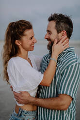 Porträt eines glücklichen Paares, das gemeinsam auf das Meer blickt. - HPIF09752