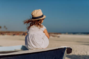 Rückansicht eines kleinen Mädchens, das auf den Ozean schaut. - HPIF09775