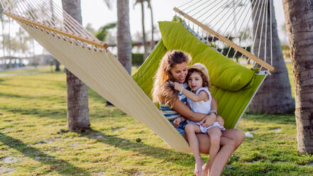 Mutter und Tochter genießen ihren Urlaub in einem exotischen Land und liegen in der Hängematte. - HPIF09785