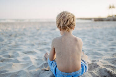 Kleiner Junge spielt am Strand, Rückansicht. - HPIF09801