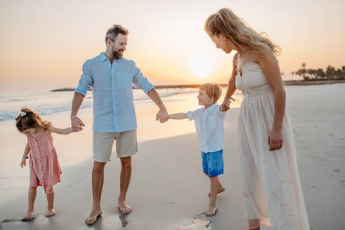 Eine glückliche Familie mit kleinen Kindern genießt die Zeit am Meer in einem exotischen Land. - HPIF09807