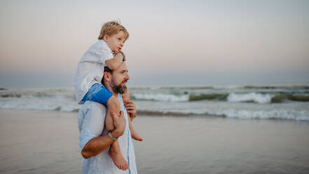 Ein Vater mit seinem Sohn genießt die gemeinsame Zeit am Meer. - HPIF09811