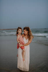 Mutter genießt die gemeinsame Zeit mit ihrer Tochter am Meer. - HPIF09815