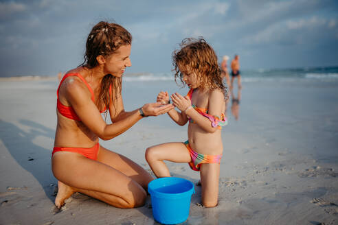 Eine Mutter mit ihrer kleinen Tochter genießt die Zeit am Meer. - HPIF09843
