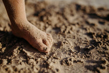 Nahaufnahme eines Kinderfußes im Sand. - HPIF09857