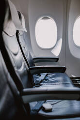 Seitenansicht von leeren Sitzen in einem Flugzeug. - HPIF09863