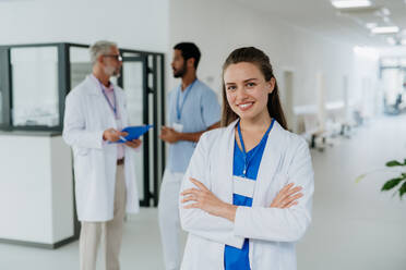 Porträt einer jungen Ärztin in einem Krankenhauskorridor. - HPIF09893