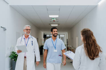 Team of doctors meeting at a hospital corridor. - HPIF09903