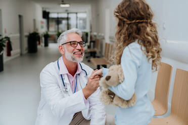 Ein Arzt spielt mit einem kleinen Patienten in der Kinderklinik. - HPIF09918