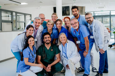 Porträt von glücklichen Ärzten, Krankenschwestern und anderem medizinischen Personal in einem Krankenhaus. - HPIF09979