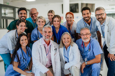Porträt von glücklichen Ärzten, Krankenschwestern und anderem medizinischen Personal in einem Krankenhaus. - HPIF09980