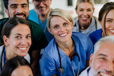 Porträt von glücklichen Ärzten, Krankenschwestern und anderem medizinischen Personal in einem Krankenhaus. - HPIF09983