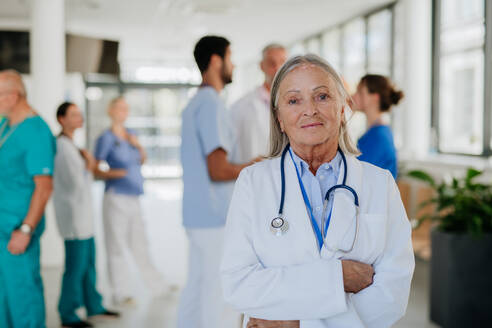 Porträt eines älteren Arztes in einem Krankenhauskorridor. - HPIF09988