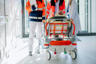 Rettungskräfte bringen einen schwer verletzten Patienten ins Krankenhaus. - HPIF10015