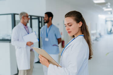 Porträt einer jungen Ärztin in einem Krankenhauskorridor. - HPIF10045