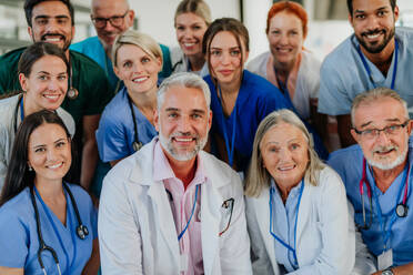 Porträt von glücklichen Ärzten, Krankenschwestern und anderem medizinischen Personal in einem Krankenhaus. - HPIF10060