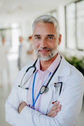 Porträt eines reifen Arztes in einem Krankenhauskorridor. - HPIF10062