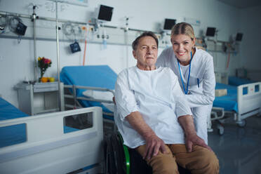 Porträt einer glücklichen Ärztin mit ihrem Patienten im Rollstuhl. - HPIF10244