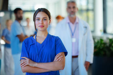 Porträt einer jungen Ärztin in einem Krankenhauskorridor. - HPIF10254