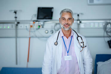 Porträt eines reifen Arztes in einem Krankenhauszimmer. - HPIF10278