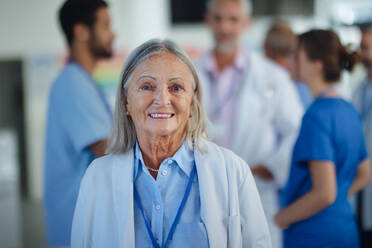 Porträt einer älteren Ärztin in einem Krankenhauszimmer. - HPIF10317