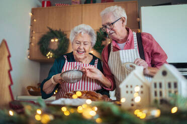 Glückliche Senioren backen gemeinsam Weihnachtsgebäck. - HPIF10449