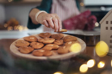 Nahaufnahme einer älteren Frau beim Backen von Lebkuchen. - HPIF10453