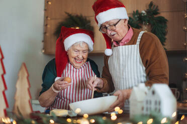 Glückliche Senioren backen gemeinsam Weihnachtsgebäck. - HPIF10461