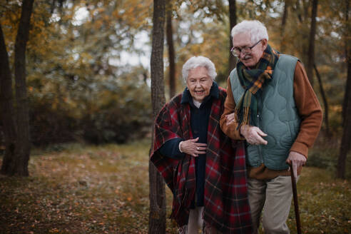 Älteres Paar beim gemeinsamen Spaziergang in der herbstlichen Natur. - HPIF10521
