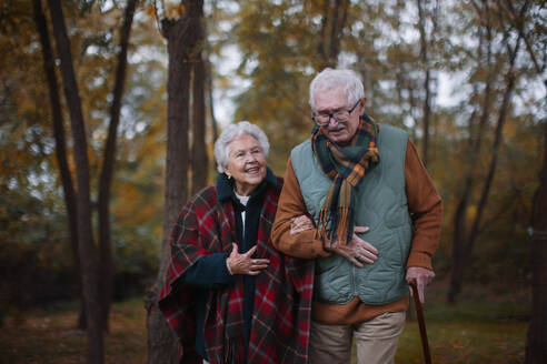 Älteres Paar beim gemeinsamen Spaziergang in der herbstlichen Natur. - HPIF10522