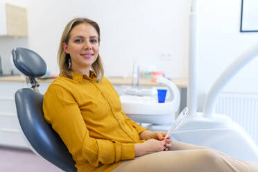Porträt einer jungen Frau in einem Zahnarztstuhl. - HPIF10586