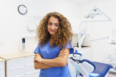 Porträt einer jungen Zahnärztin in einer privaten Zahnklinik. - HPIF10599