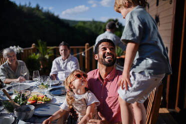 Mehrgenerationen-Familienfest im Hinterhof auf einer Terrasse. - HPIF10758