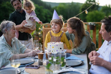 Eine Mehr-Generationen-Familie feiert Geburtstag und feiert eine Gartenparty im Hinterhof auf der Veranda. - HPIF10796