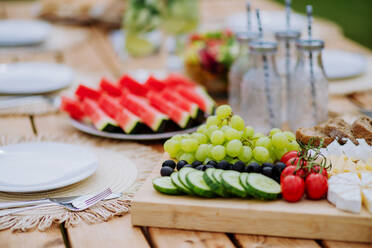 Ein gedeckter Esstisch für ein Abendessen auf der Terrasse im Sommer, Konzept der Gartenparty. - HPIF10883