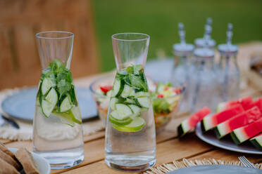 Kalte erfrischende Sommergetränke und Obst auf einem Tisch im Garten. - HPIF10884