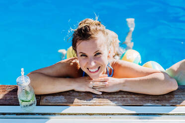 Junge Frau genießt die Sommerzeit in einem Freibad. - HPIF11060