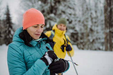 Ein älteres Ehepaar macht eine Pause beim Skilanglauf. - HPIF11196