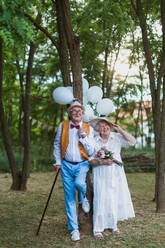 Älteres Paar, das an einem Sommertag in der Natur heiratet. - HPIF11392