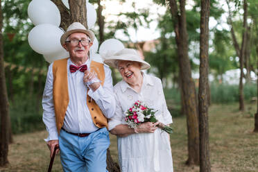 Älteres Paar, das an einem Sommertag in der Natur heiratet. - HPIF11393
